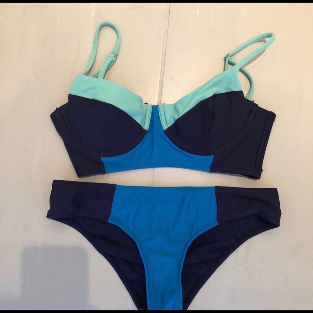 Roxy bathing suit set